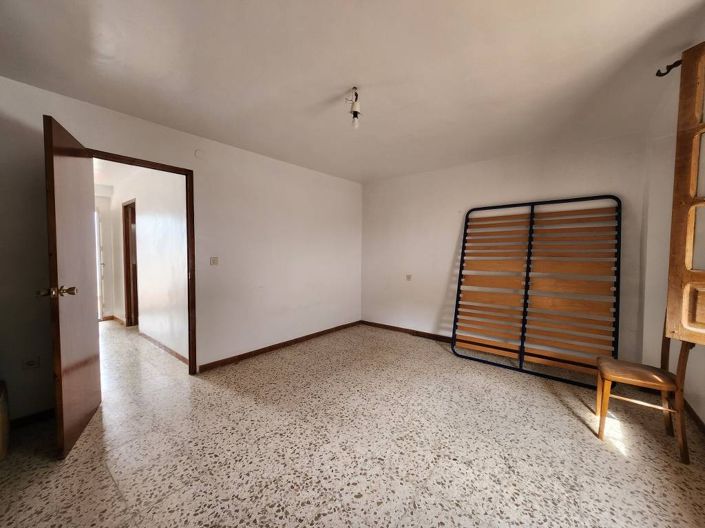 Image No.17-8 Bed Townhouse for sale