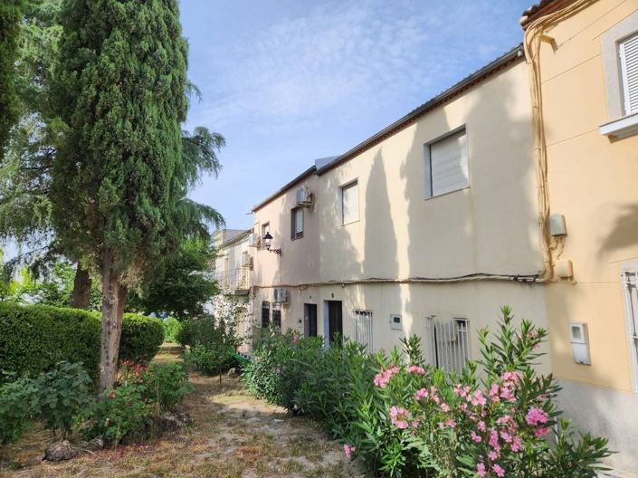 Image No.12-6 Bed Townhouse for sale