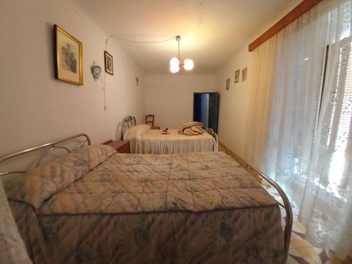 Image No.25-5 Bed Townhouse for sale