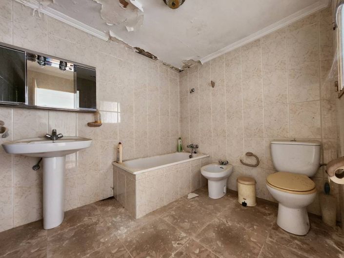 Image No.19-5 Bed Townhouse for sale