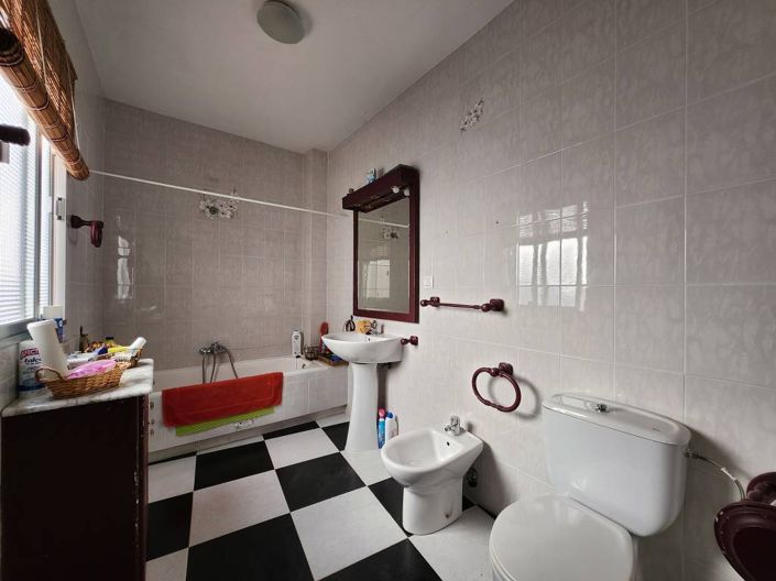 Image No.12-5 Bed Townhouse for sale