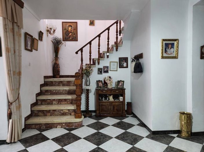 Image No.11-7 Bed Townhouse for sale