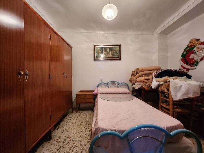 Image No.15-7 Bed Townhouse for sale