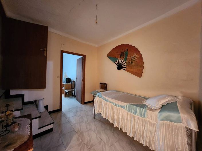 Image No.17-5 Bed Townhouse for sale