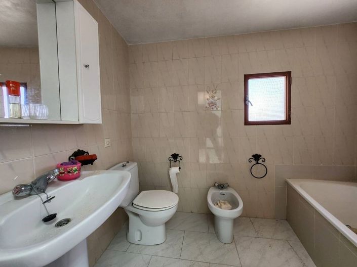 Image No.18-5 Bed Townhouse for sale