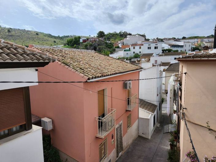 Image No.10-4 Bed Townhouse for sale