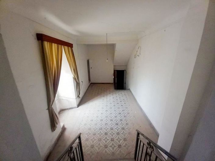 Image No.19-10 Bed Townhouse for sale