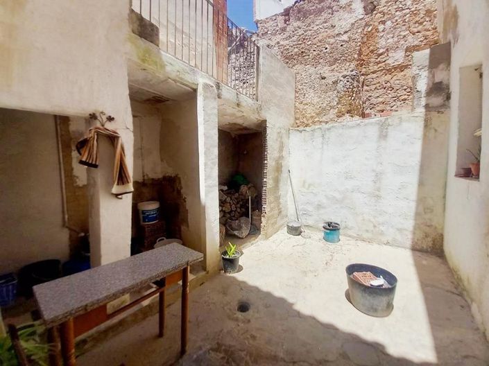 Image No.11-8 Bed Townhouse for sale