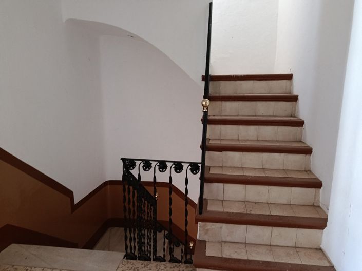 Image No.12-7 Bed Townhouse for sale