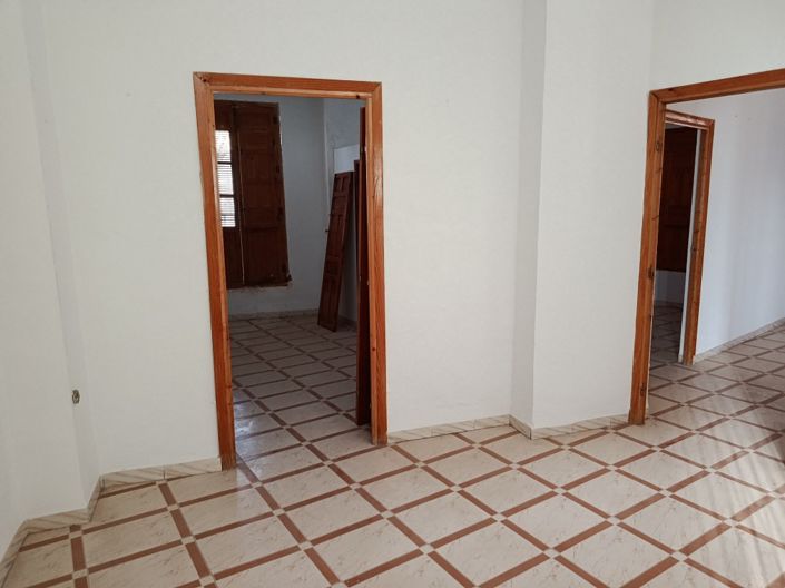 Image No.18-10 Bed Townhouse for sale