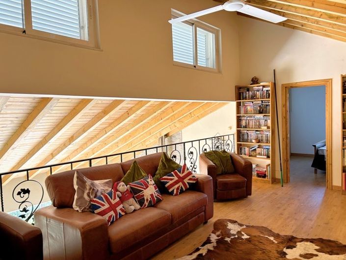 Image No.24-6 Bed Property for sale