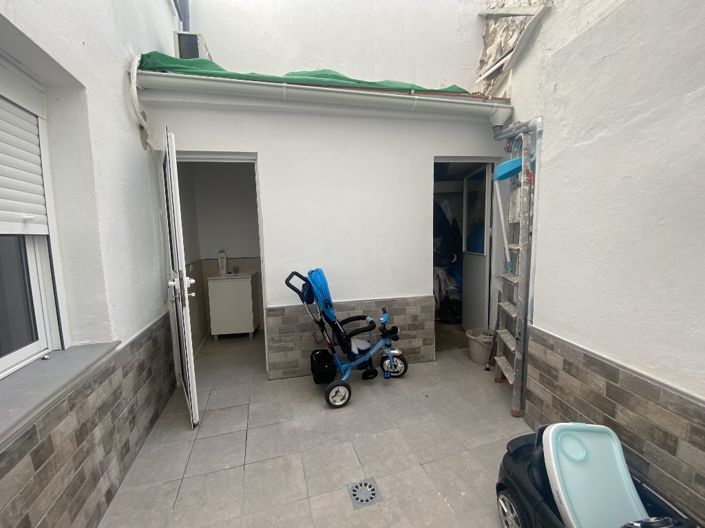 Image No.10-3 Bed Property for sale