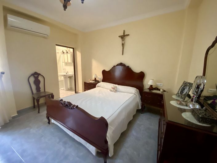 Image No.22-4 Bed Townhouse for sale