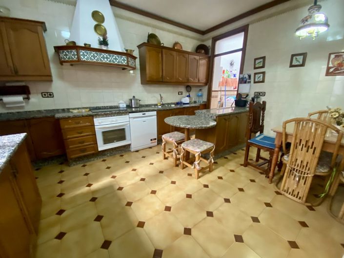 Image No.12-7 Bed Property for sale