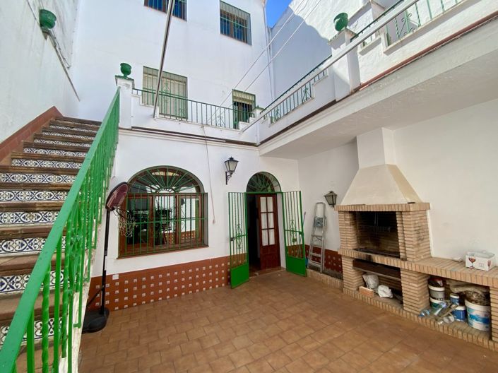 Image No.24-7 Bed Property for sale