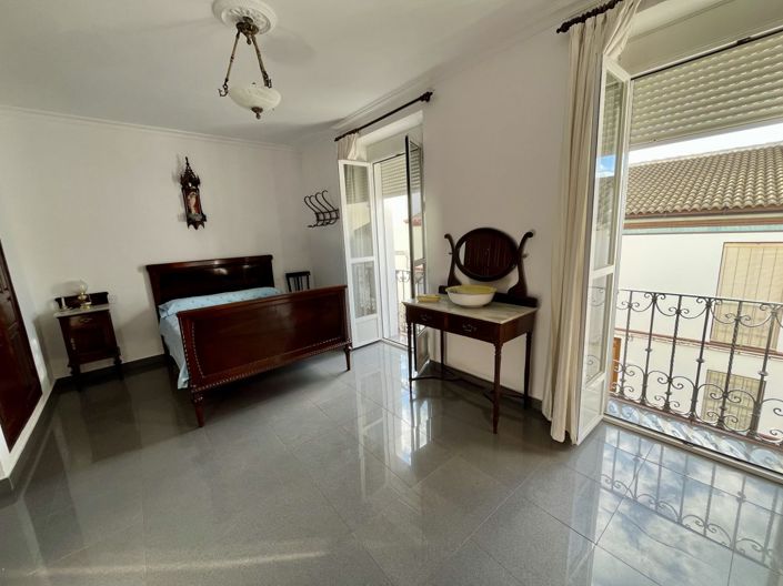 Image No.19-5 Bed Property for sale