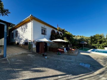 1 - Olvera, Property