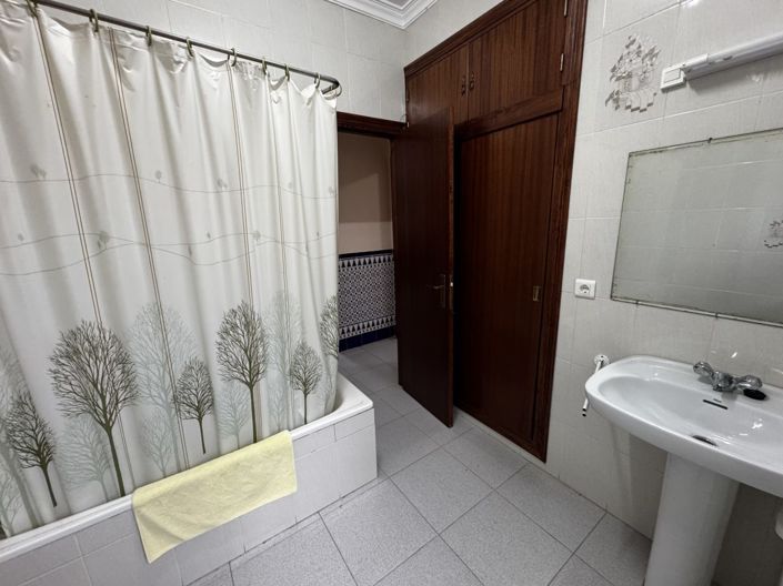 Image No.12-4 Bed Property for sale