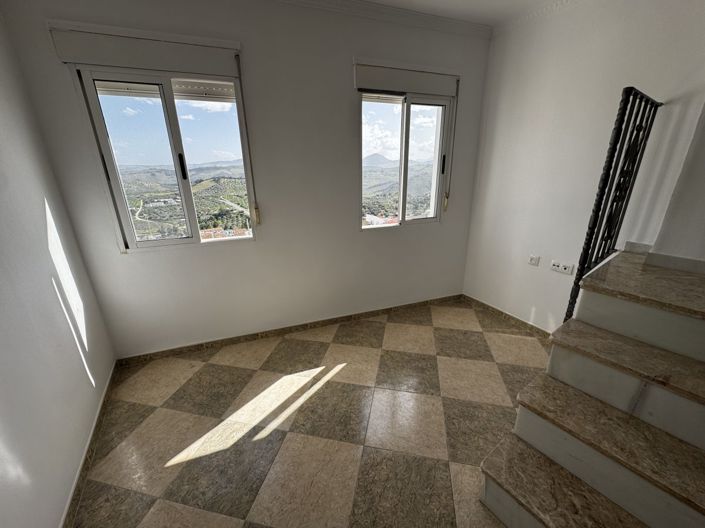 Image No.12-3 Bed Property for sale