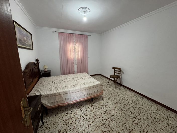 Image No.17-5 Bed Townhouse for sale