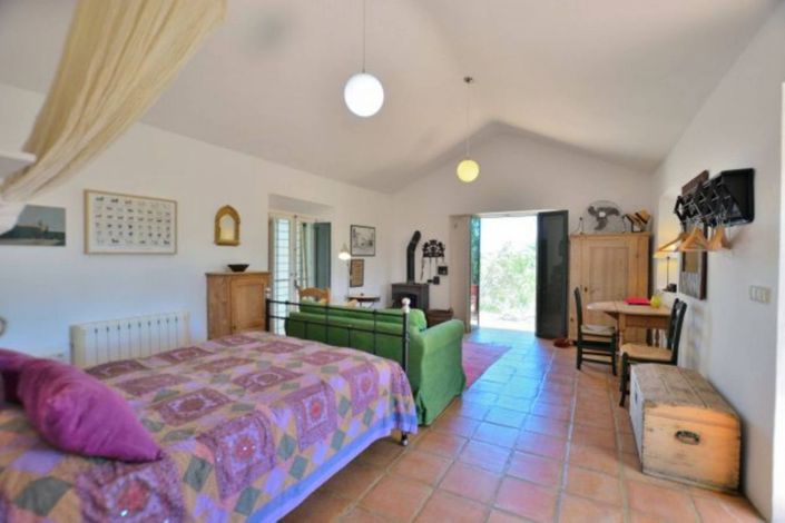 Image No.20-6 Bed Townhouse for sale