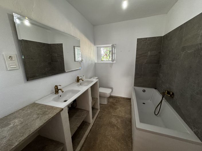 Image No.24-6 Bed Property for sale