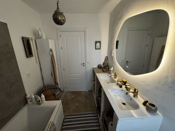 Image No.15-6 Bed Property for sale