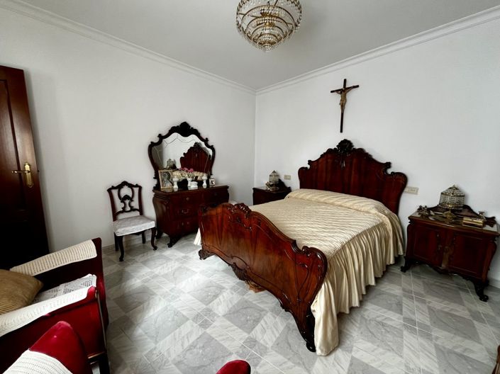 Image No.20-3 Bed Property for sale