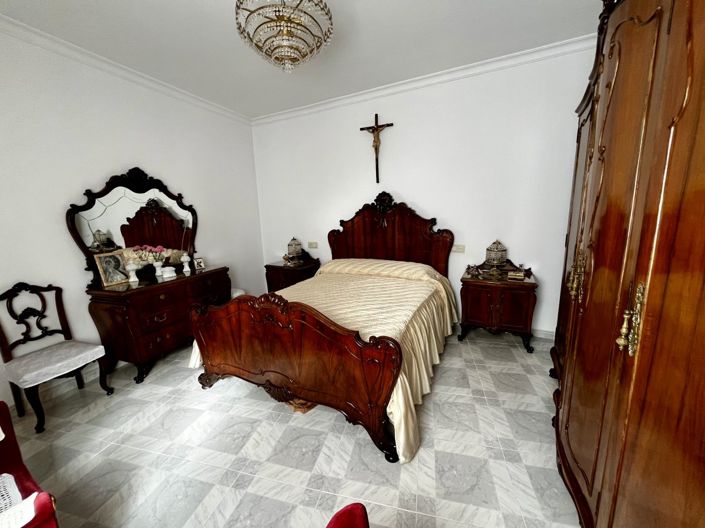 Image No.19-3 Bed Property for sale