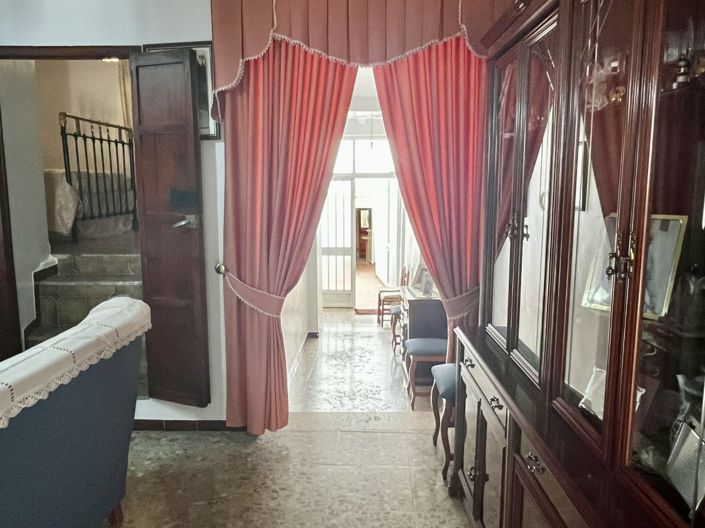 Image No.2-4 Bed Property for sale