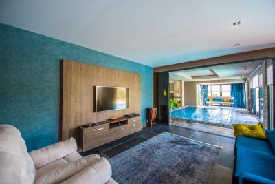 6a--lounge-overlooks-indoor-pool