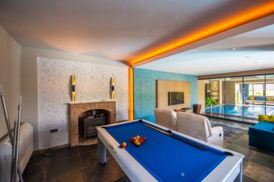 7--billiards-adjacent-to-lounge