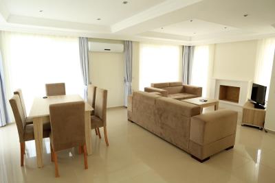 5--dining-and-lounge