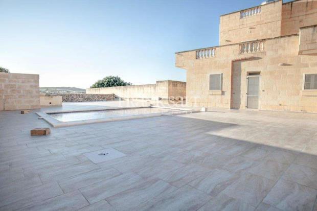 Image No.2-4 Bed Farmhouse for sale