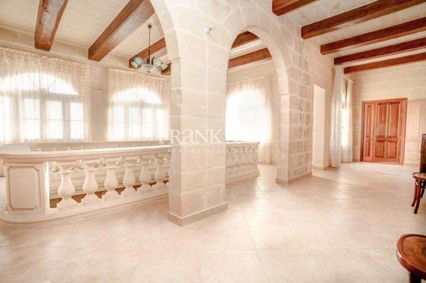 Image No.1-4 Bed Farmhouse for sale