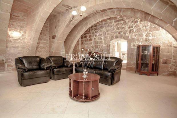 Image No.12-4 Bed Farmhouse for sale