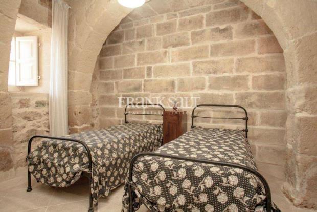 Image No.15-4 Bed Farmhouse for sale