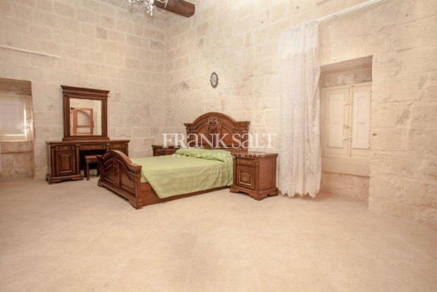 Image No.17-4 Bed Farmhouse for sale