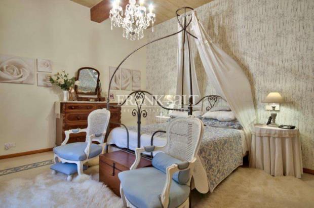 Image No.11-4 Bed Farmhouse for sale