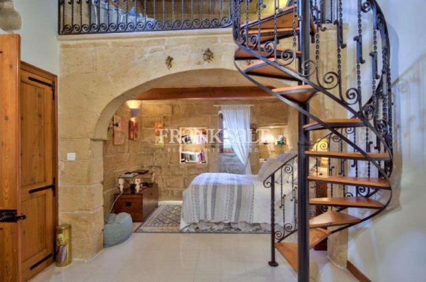 Image No.14-4 Bed Farmhouse for sale