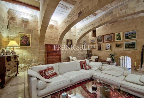Image No.1-4 Bed Farmhouse for sale