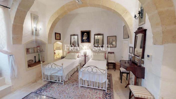 Image No.15-4 Bed Farmhouse for sale