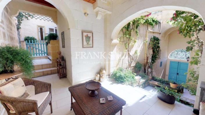 Image No.18-4 Bed Farmhouse for sale