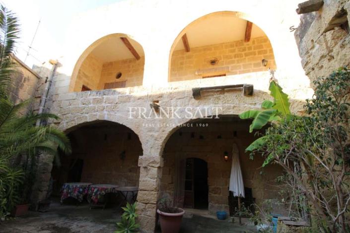 Image No.10-2 Bed Farmhouse for sale