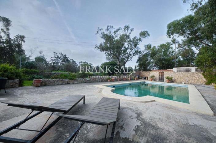 Image No.1-4 Bed Farmhouse for sale