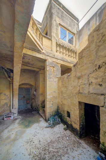 Image No.4-4 Bed Property for sale