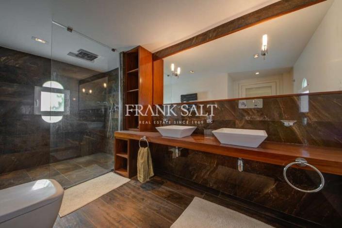 Image No.24-3 Bed Townhouse for sale