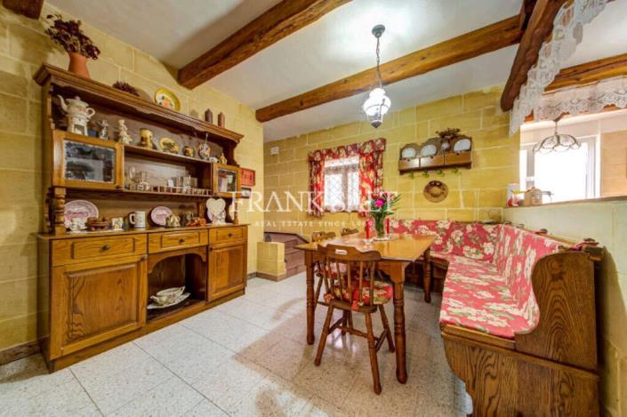 Image No.1-4 Bed House for sale