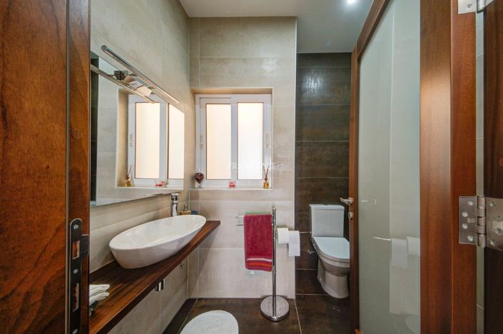 Image No.11-3 Bed Property for sale