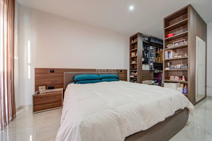 Image No.13-3 Bed Property for sale